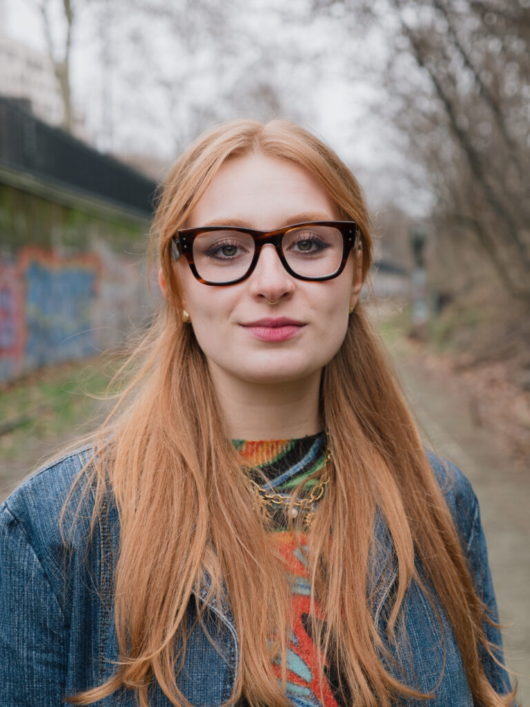 Portrait d'Alice Carliez, journaliste et secrétaire du Collectif BILIM. Crédit photo : Louan Abiven