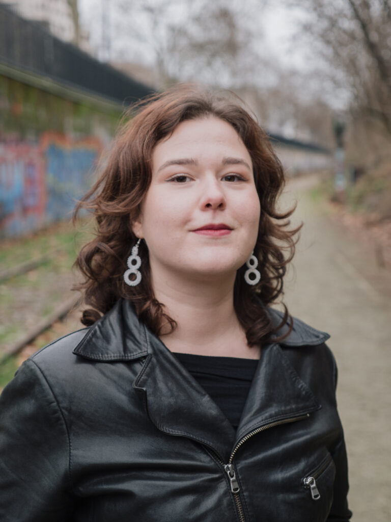 Portrait d'Alice Carliez, journaliste et vice-présidente du Collectif BILIM. Crédit photo : Louan Abiven