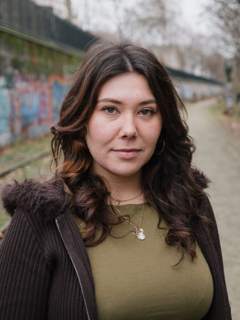 Portrait de Cyllane Claire, journaliste du Collectif BILIM. Crédit photo : Louan Abiven