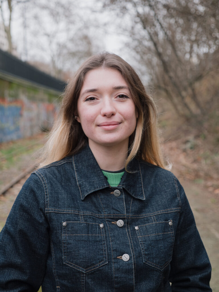 Portrait d'Alice Carliez, journaliste du Collectif BILIM. Crédit photo : Louan Abiven
