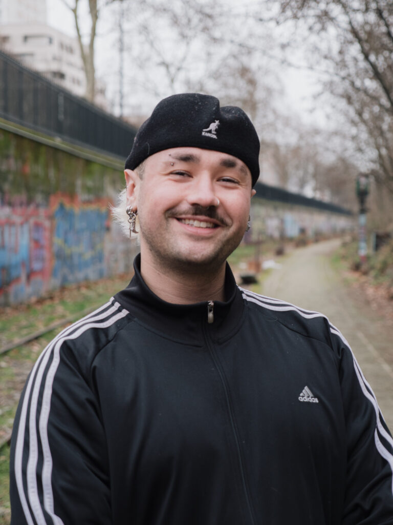Portrait de Pierre-Alexandre Lhotellier journaliste et trésorier du Collectif BILIM. Crédit photo : Louan Abiven